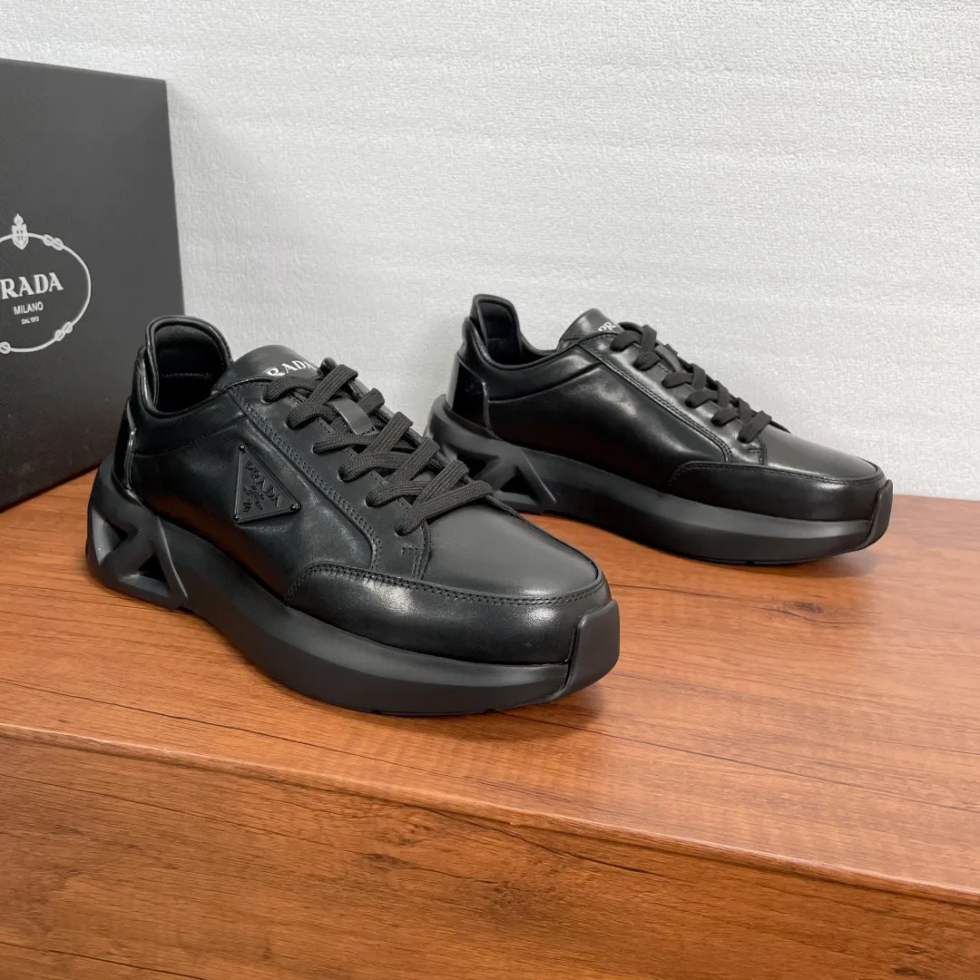 💰780 Code: YS003645 Prada/Prada men's new leather sneakers. This leather sneaker presents a modern version, reinterpreting the brand's archive style with clean lines and smooth details. The shoes are made of imported calf leather, which is fine, soft and resistant to creases. It is decorated with a triangular metal logo on the outside, bright TPU decoration on the heel, and a longer and padded inner heel design, making it more comfortable to wear. The tongue is decorated with a silk-screen logo, and is paired with a hollow rubber sole on the heel. The full cowhide lining comes standard with logo cowhide feet, making the upper foot more comfortable, versatile and durable! Comes with full original packaging! Code number: 39-40-41-42-43-44 Standard leather shoe size (45 can be customized and returns are not supported) Item number: 2EE918 leather black